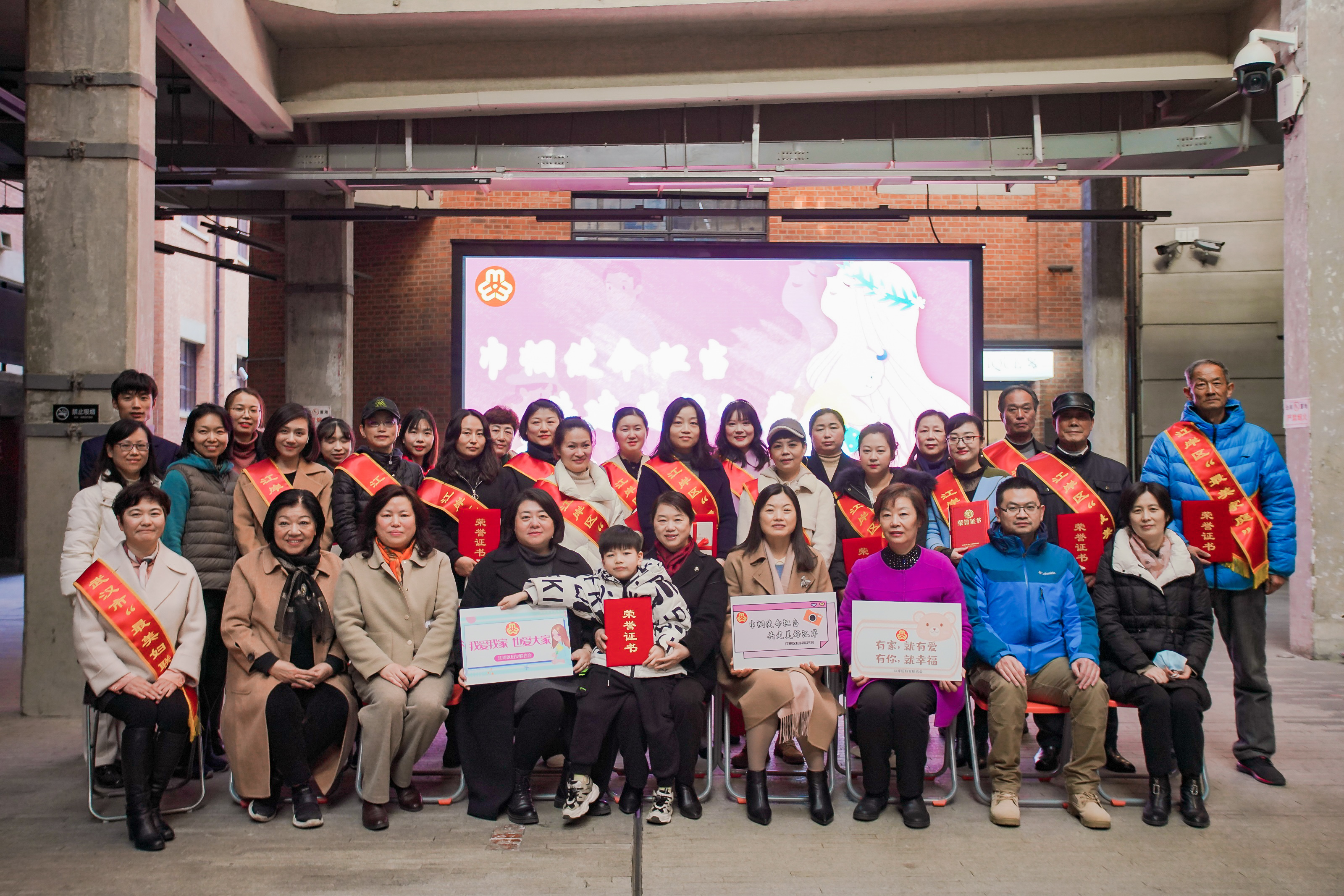 巾幗有力量 基層勇?lián)敗獤|信醫(yī)藥黨支部書記榮獲江岸區(qū)“最美婦聯(lián)...