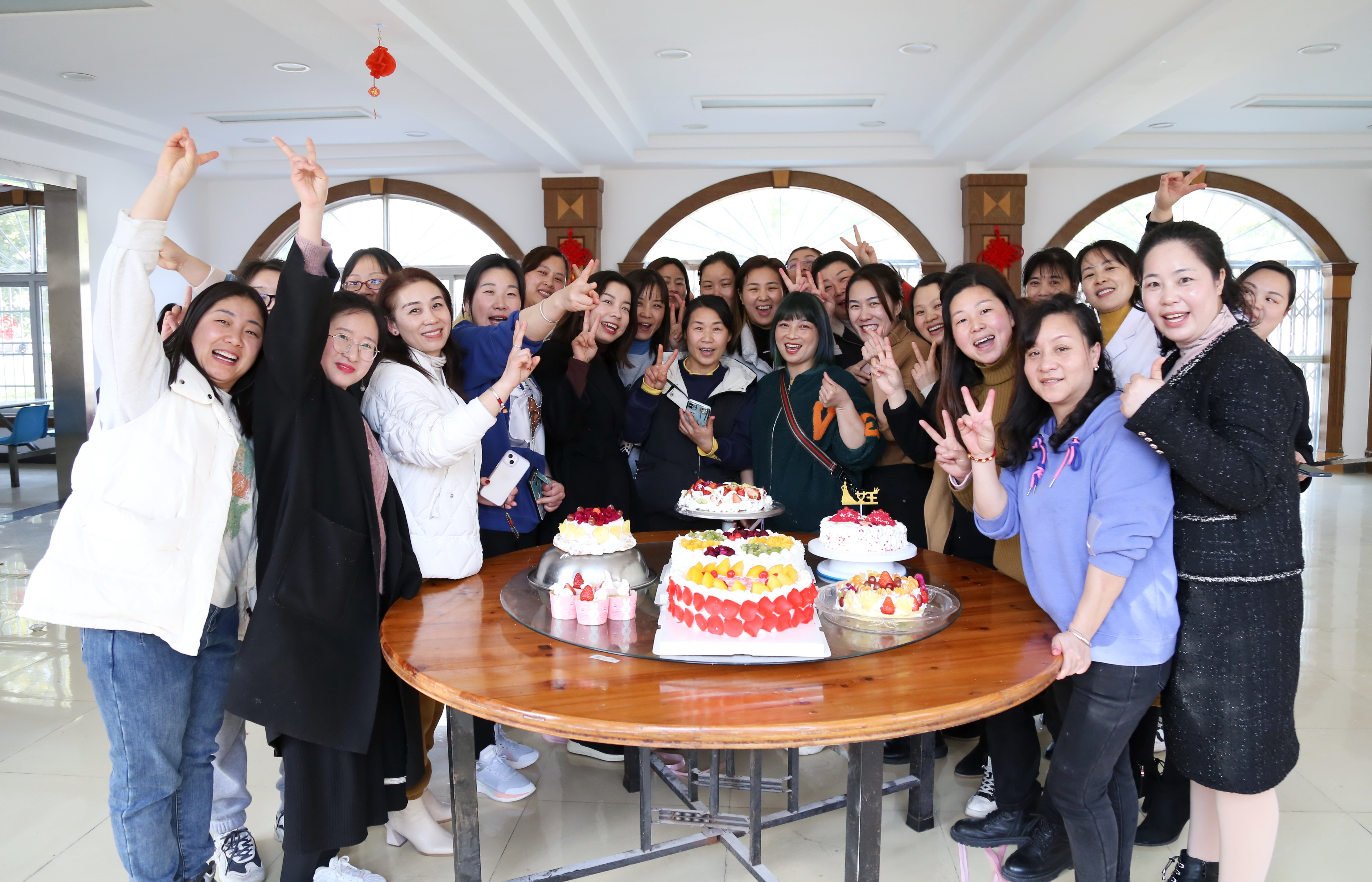 與美同行，樂享生活——東信醫(yī)藥集團(tuán)以多種形式隆重慶?！叭恕眹?guó)際...