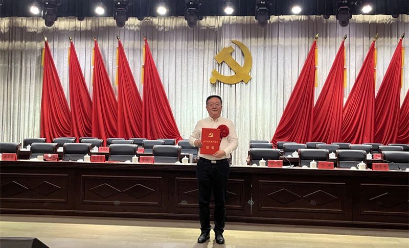 喜報(bào)！東信醫(yī)藥總經(jīng)理李建軍榮獲“區(qū)優(yōu)秀共產(chǎn)黨員”稱號(hào)