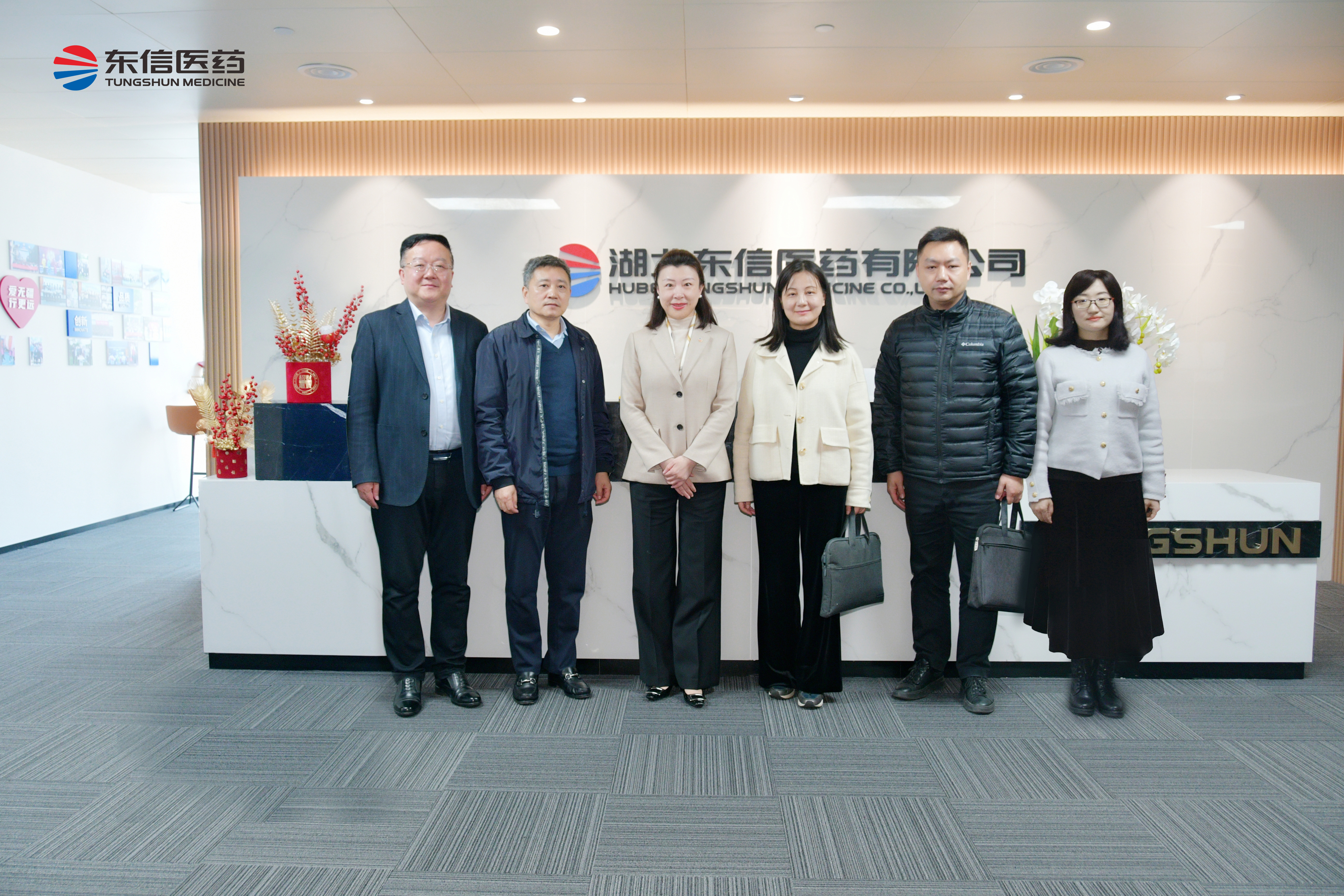 武漢市江岸區(qū)委常委盛寒枝一行蒞臨東信醫(yī)藥調(diào)研考察